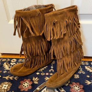 Minnetonka size 7 Three Tiered Fringe Boots